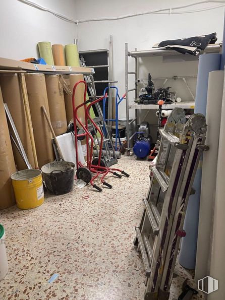 Retail for rent at Calle Málaga, Leganés, Madrid, 28914 with wood, floor, gas, electrical wiring, flooring, automotive tire, electrical supply, machine, engineering and wire around