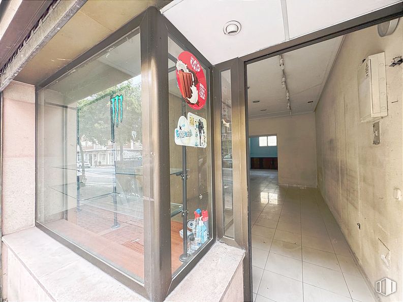 Retail for rent at Paseo Estación, Ávila, 05001 with fixture, door, interior design, wall, building, composite material, gas, glass, flooring and facade around