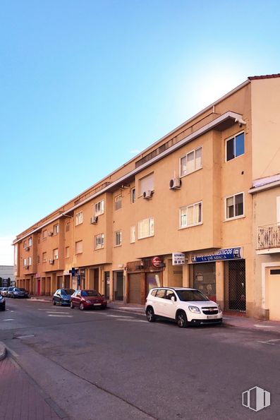 Retail for sale at Calle Toledo, 28, Azuqueca de Henares, Guadalajara, 19200 with car, building, sky, wheel, window, tire, vehicle, house, road surface and urban design around