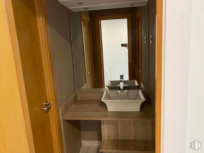 Local en alquiler en Calle Oquendo, 20, Chamartín, Madrid, 28006 con fregadero, espejo, grifo, accesorio, lavabo, cuarto de baño, madera, puerta, edificio y madera dura alrededor