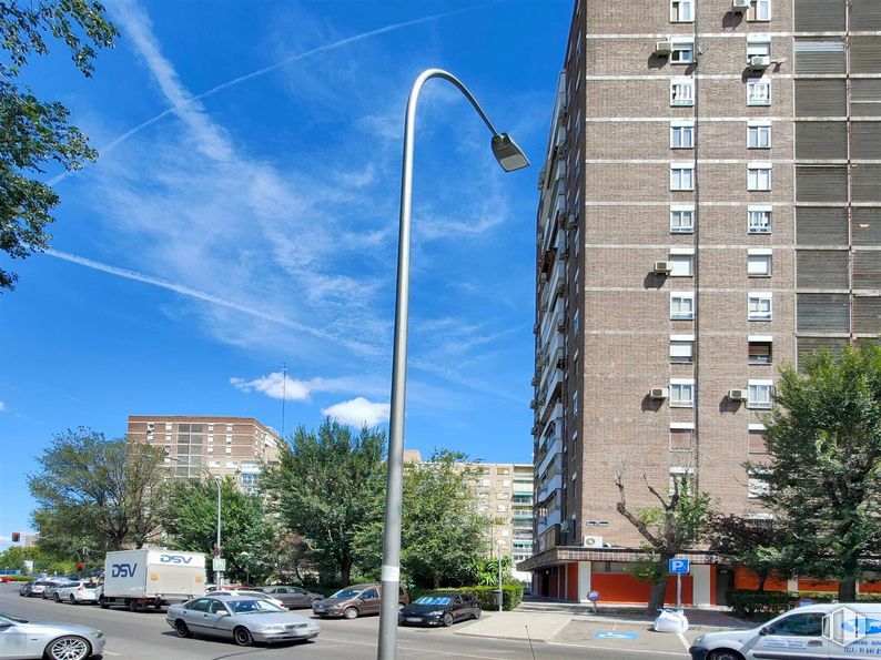 Local en venta en Calle Arroyo Fontarrón, Moratalaz, Madrid, 28030 con coche, edificio, alumbrado, camioneta, cielo, vehículo terrestre, rueda, nube, durante el día y vehículo alrededor