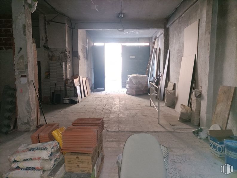 Industrial for rent at Calle Alcaudón, Carabanchel, Madrid, 28019 with packaged goods, fixture, building, floor, wood, flooring, house, building material, ceiling and event around