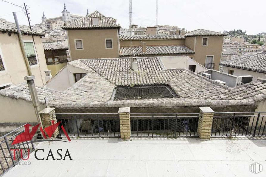 Office for sale at Calle Pozo Amargo, Toledo, 45002 with house, window, sky, building, wood, neighbourhood, residential area, roof, facade and fixture around