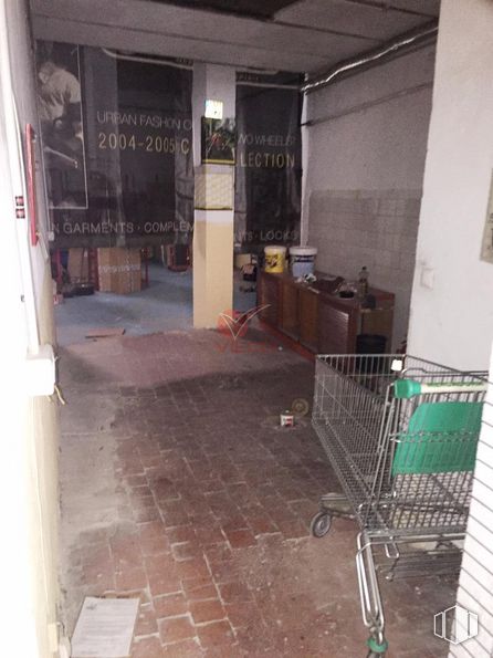 Retail for rent at Calle Jorge Torner, Cuenca, 16004 with cart, shopping cart, tire, wheel, floor, flooring, building material, gas, road surface and composite material around