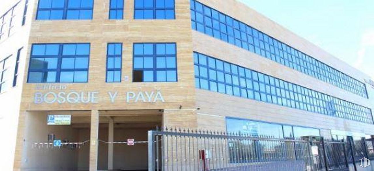 Local en venta en Calle Progreso, Getafe, Madrid, 28906 con ventana, edificio, durante el día, propiedad, accesorio, valla, fachada, inmobiliario, edificio comercial y cielo alrededor