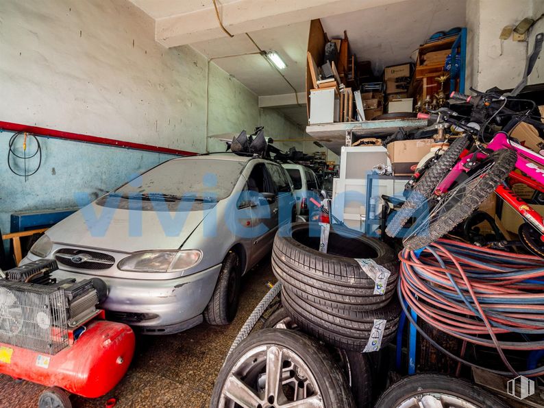 Local en venta en Calle Divino Redentor, Tetuán, Madrid, 28029 con coche, neumático, rueda, vehículo, neumático de automoción, neumático para bicicleta, capó, vehículo de motor, iluminación del automóvil y manillar de bicicleta alrededor