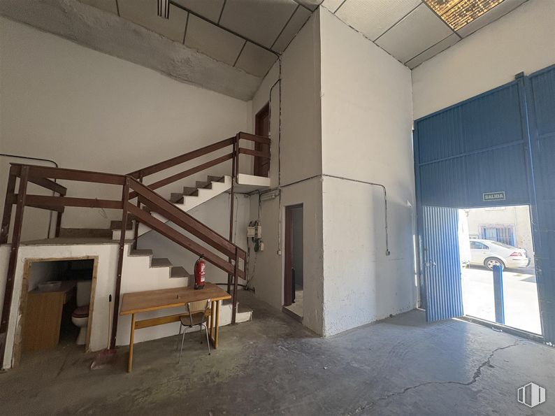 Industrial for rent at Zona Altos del Olivar - El Caracol, Valdemoro, Madrid, 28343 with car, table, wood, flooring, floor, composite material, stairs, ceiling, building material and concrete around