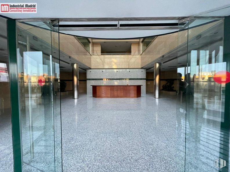 Oficina en alquiler y venta en Avenida de Madrid, Arganda del Rey, Madrid, 28500 con interiorismo, suelos, accesorio, suelo, hall, techo, suelo de baldosas, vidrio, ciudad y aparcamiento alrededor