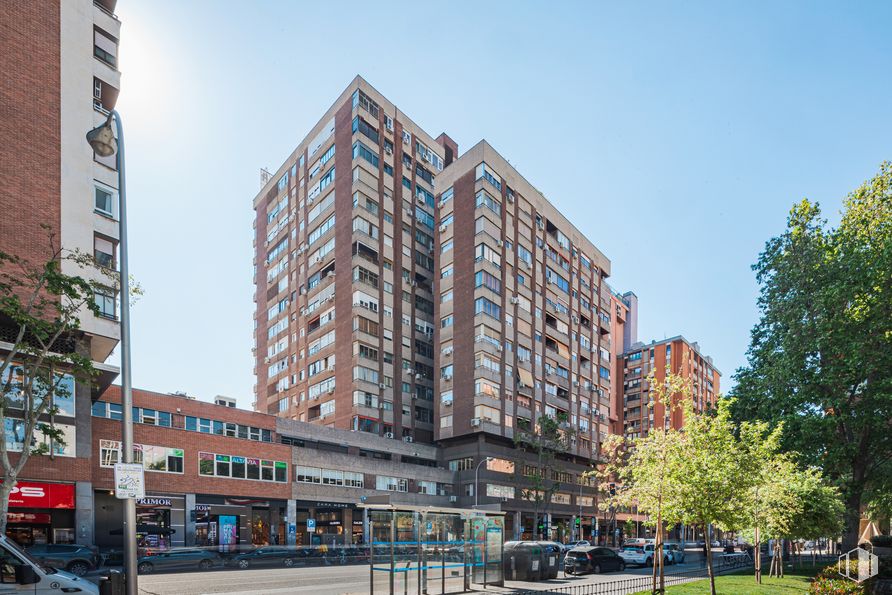 Local en alquiler en Calle Orense, 12, Tetuán, Madrid, 28020 con edificio, cielo, día, planta, ventana, rueda, árbol, bloque de torre, rascacielos y condominio alrededor