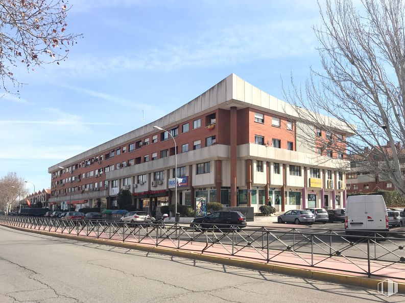 Oficina en venta en Avenida Lope de Figueroa, 18, Alcalá de Henares, Madrid, 28804 con coche, edificio, furgoneta, rueda, cielo, vehículo terrestre, neumático, tiempo de día, ventana, nube y vehículo alrededor