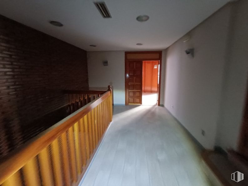 Oficina en venta en Calle Nueva, Toledo, 45001 con propiedad, madera, interiorismo, accesorio, puerta, casa, suelo, suelos, edificio y tinte para madera alrededor