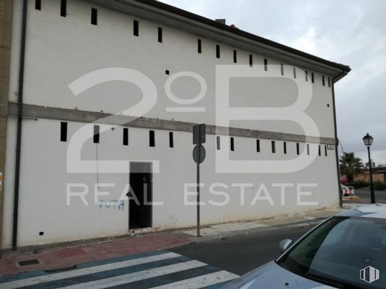 Retail for sale at Calle Francisco de Quevedo, 7, El Viso de San Juan, Toledo, 45215 with car, building, window, sky, vehicle, cloud, automotive lighting, motor vehicle, tree and automotive exterior around