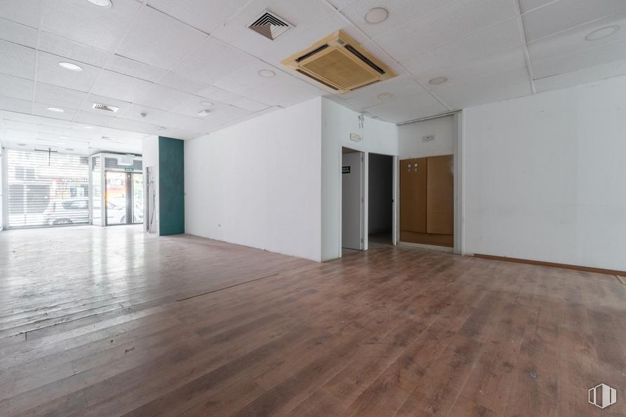 Retail for sale & for rent at Calle Emilio Ferrari, Ciudad Lineal, Madrid, 28017 with door, wood, fixture, hall, flooring, floor, building, real estate, wood stain and laminate flooring around