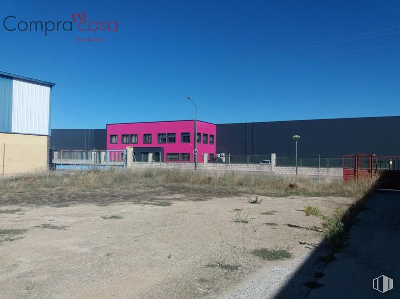 Industrial for sale at Polígono Nicómedes García, Valverde del Majano, Segovia, 40140 with building, sky, asphalt, land lot, real estate, facade, landscape, plant, city and commercial building around