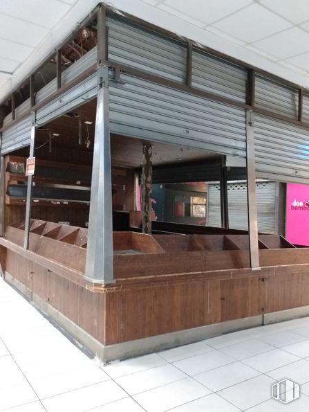 Retail for rent at Calle San Patricio, 1, Carabanchel, Madrid, 28019 with bed, building, shade, wood, rectangle, floor, flooring, automotive exterior, hardwood and brick around