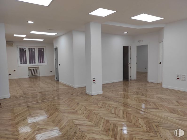 Oficina en alquiler y venta en Zona Bernabéu - Hispanoamérica, Chamartín, Madrid, 28036 con propiedad, accesorio, madera, ventana, diseño de interiores, piso, pasillo, suelo, pared y propiedad material alrededor