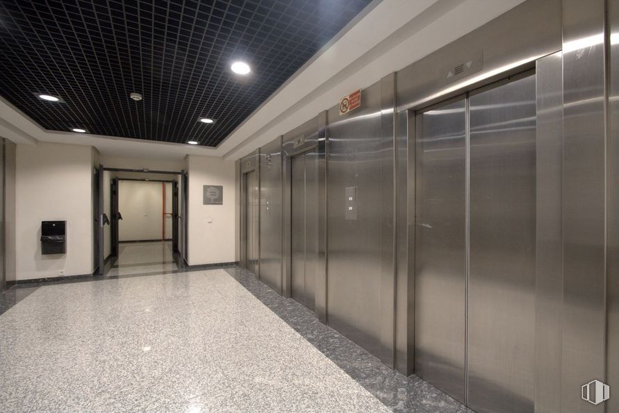 Oficina en alquiler en Calle Princesa, 3, Moncloa - Aravaca, Madrid, 28008 con edificio, mediante, piso, suelo, accesorio, entrada, techo, vidrio, aluminio y metal alrededor