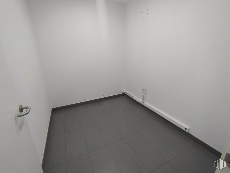 Retail for rent at Avenida Portugal, Ávila, 05001 with fixture, wood, grey, flooring, floor, composite material, rectangle, hardwood, house and event around