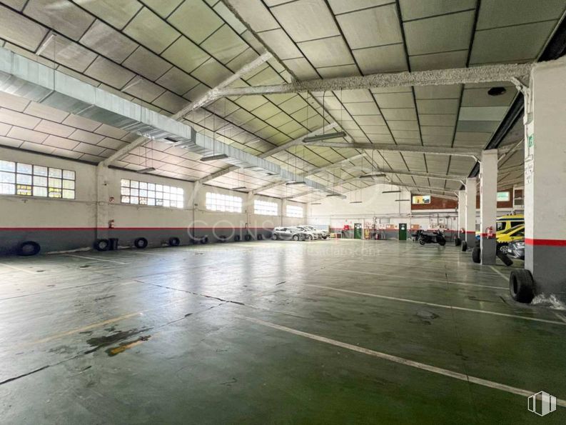 Industrial for sale at Calle Torres Quevedo, Leganés, Madrid, 28914 with window, floor, ceiling, flooring, hall, parking lot, parking, fluorescent lamp, beam and daylighting around