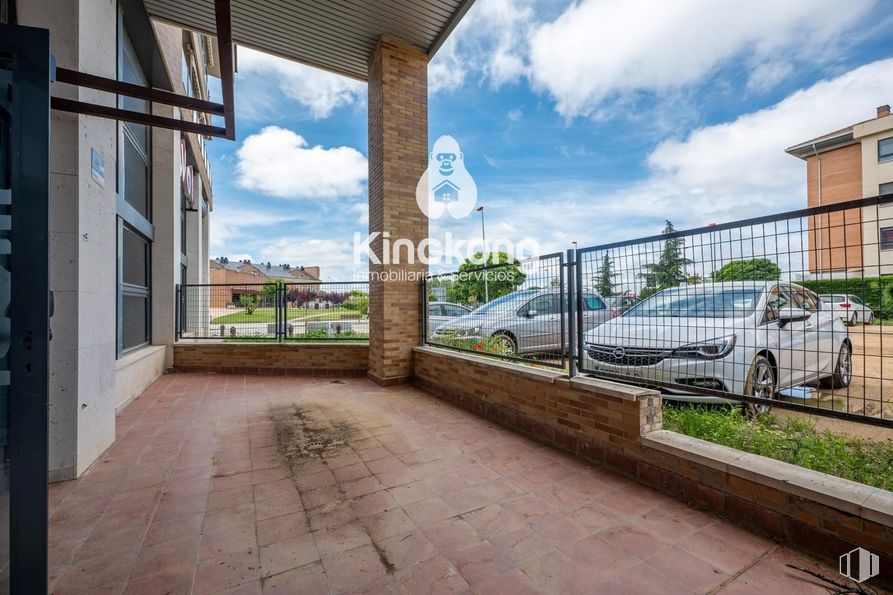 Retail for sale at Zona Carrefour Ávila, Ávila, 28005 with car, building, cloud, sky, plant, property, wheel, tire, vehicle and window around