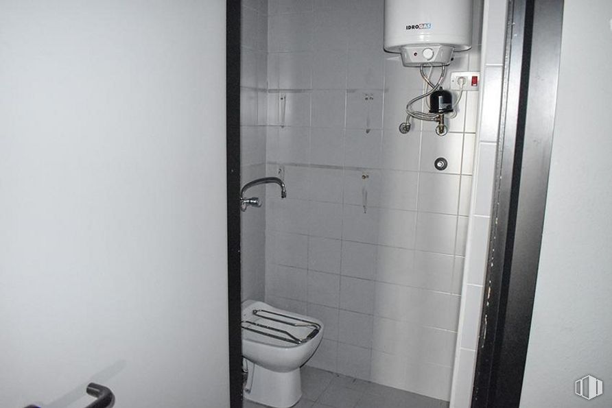 Retail for sale & for rent at Calle Nuestra Señora de Sonsoles, Ávila, 05003 with toilet, plumbing fixture, bathroom, door, fixture, toilet seat, interior design, line, wall and floor around