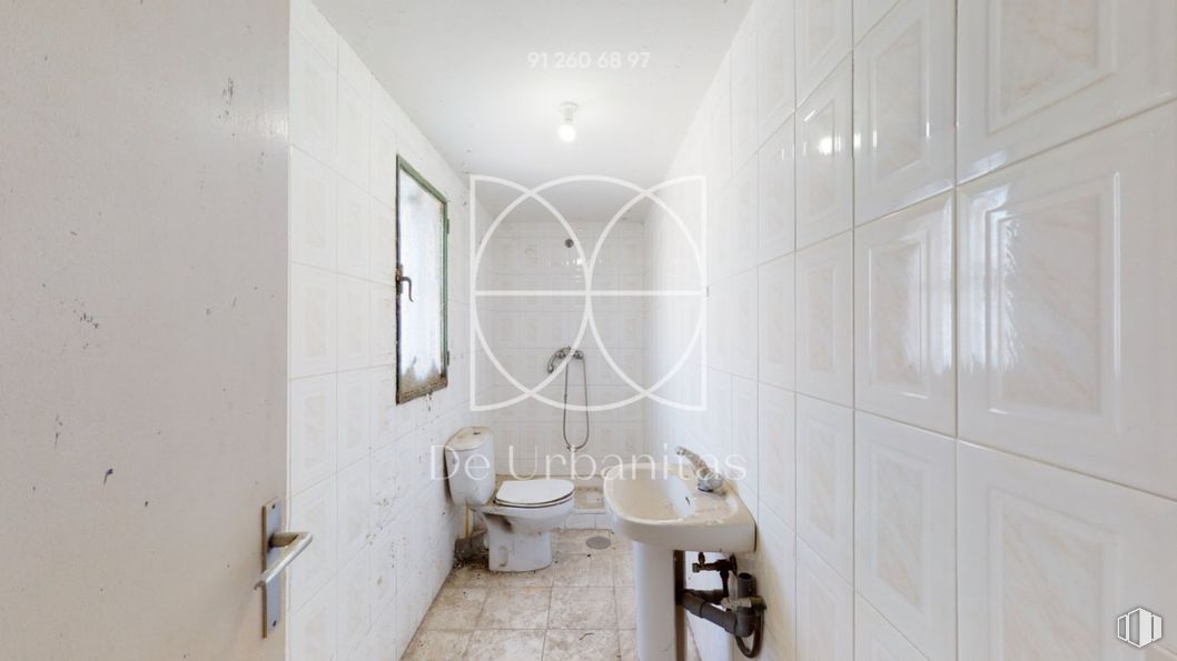 Nave en alquiler en Cobo Calleja, Fuenlabrada, Madrid, 28947 con inodoro, fregadero, grifo, accesorios de fontanería, lavabo, cuarto de baño, espejo, suelos, suelo y edificio alrededor