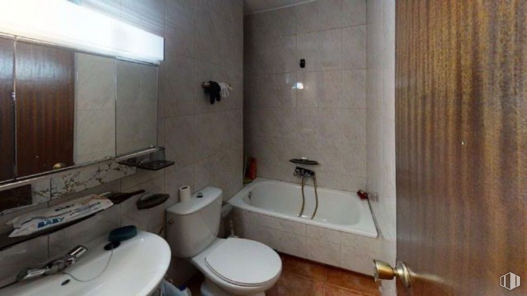 Local en venta en Avenida Reina Victoria, Chamberí, Madrid, 28003 con inodoro, fregadero, espejo, accesorio de fontanería, propiedad, grifo, edificio, baño, lavabo de baño y bañera alrededor