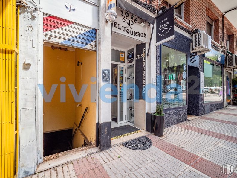 Local en venta en Calle José Hierro, Ciudad Lineal, Madrid, 28027 con maceta, planta, amarillo, planta de interior, bienes raíces, suelo, fachada, gas, superficie de la carretera y ciudad alrededor