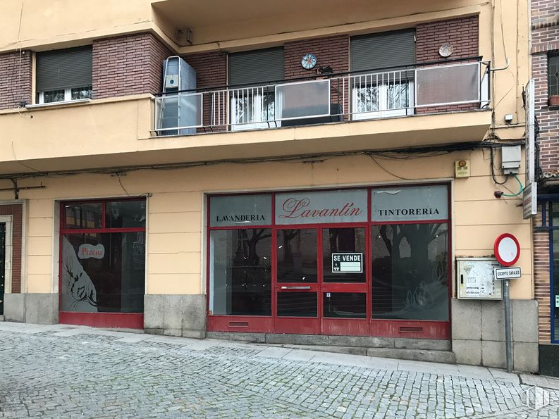 Retail for sale at Plaza Santa Eulalia, Segovia, 40005 with window, building, door, fixture, road surface, facade, gas, city, composite material and wood around