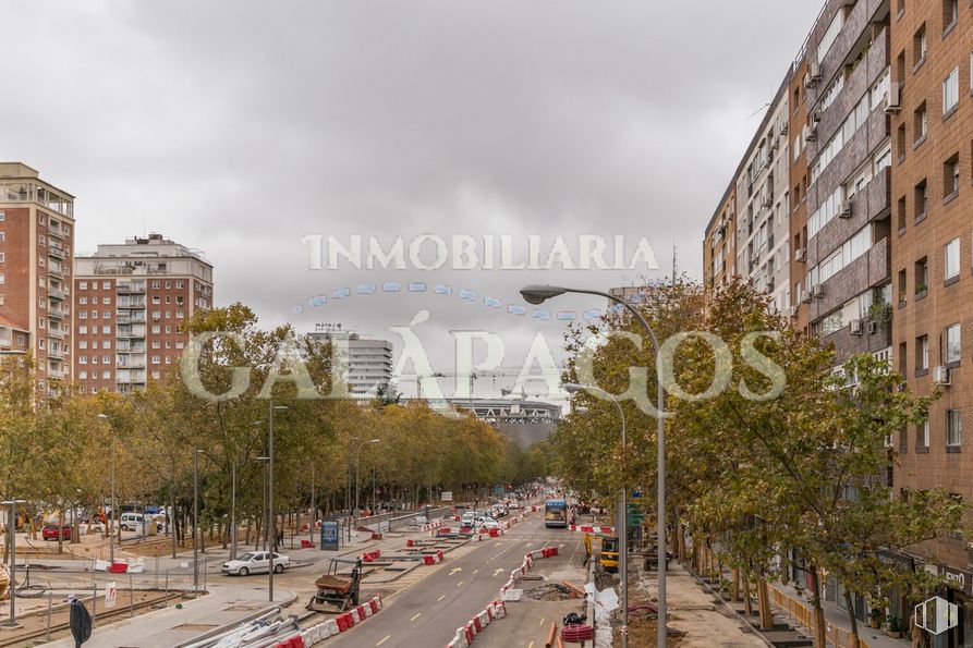 Oficina en alquiler en Calle Dulcinea, 69, Tetuán, Madrid, 28020 con edificio, nube, cielo, ventana, infraestructura, coche, árbol, superficie de la carretera, vehículo y diseño urbano alrededor