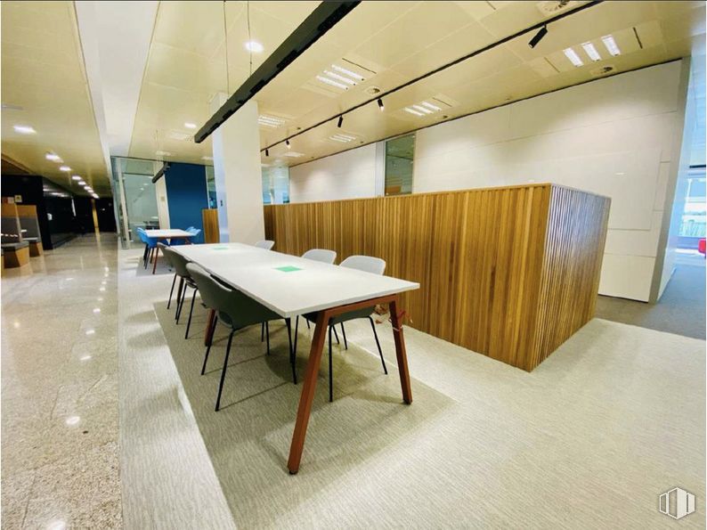 Oficina en alquiler en Avenida Industria, 22, Tres Cantos, Madrid, 28760 con silla, mesa, mueble, madera, interiorismo, suelos, suelo, hall, techo y madera dura alrededor