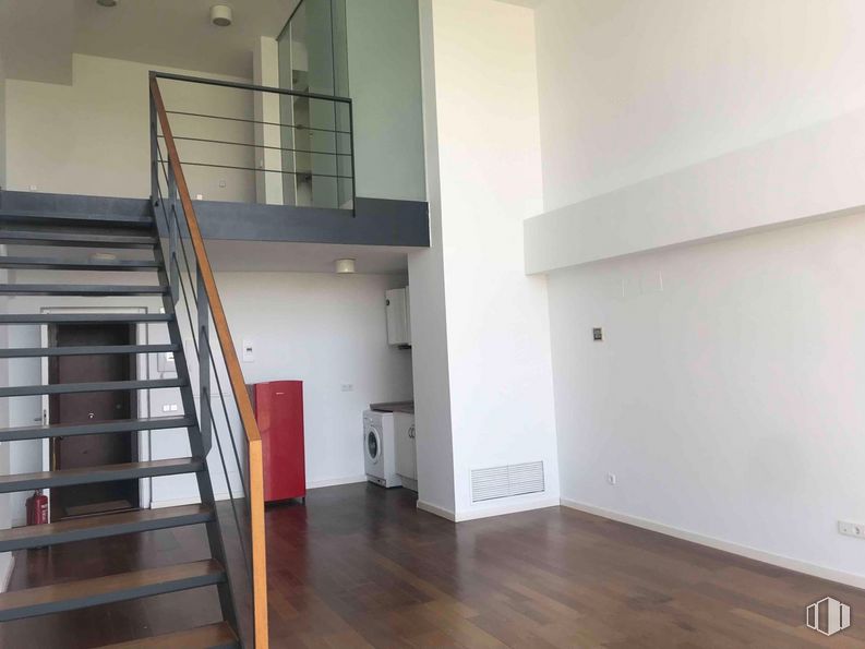 Oficina en venta en Zona San Sebastián de los Reyes, San Sebastián de los Reyes, Madrid, 28700 con escaleras, madera, accesorio, edificio, hall, casa, suelos, suelo, escalera y puerta alrededor