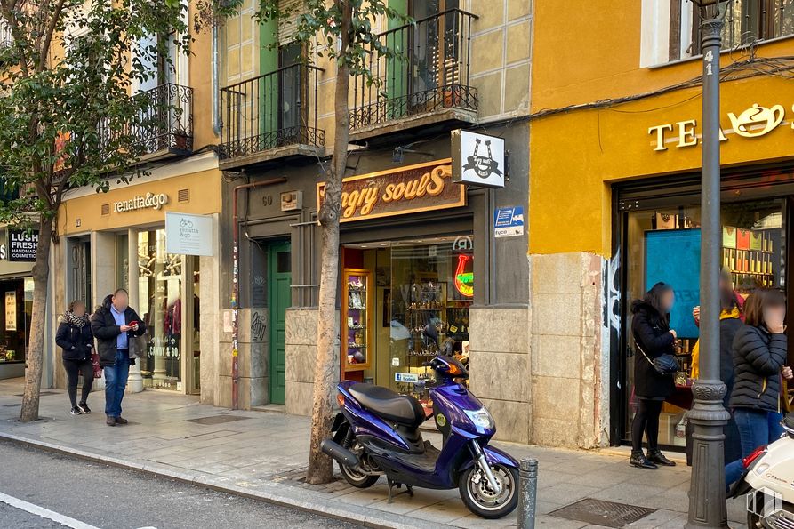 Local en venta en Zona Fuencarral, Centro, Madrid, 28004 con rueda, persona, motocicleta, neumático, edificio, ropa, vehículo terrestre, vehículo, ventana y iluminación automotriz alrededor