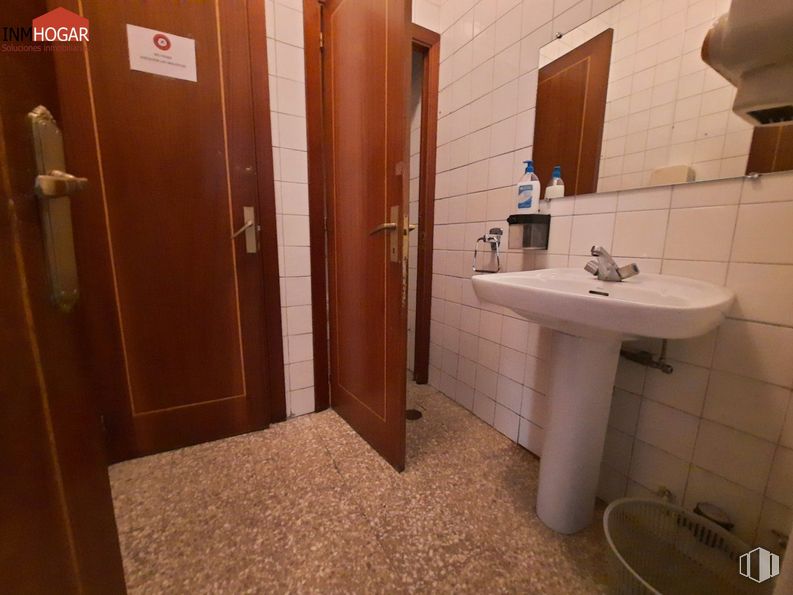 Retail for rent at Zona Murallas, Ávila, 05001 with sink, mirror, plumbing fixture, property, tap, bathroom sink, bathroom, purple, interior design and architecture around