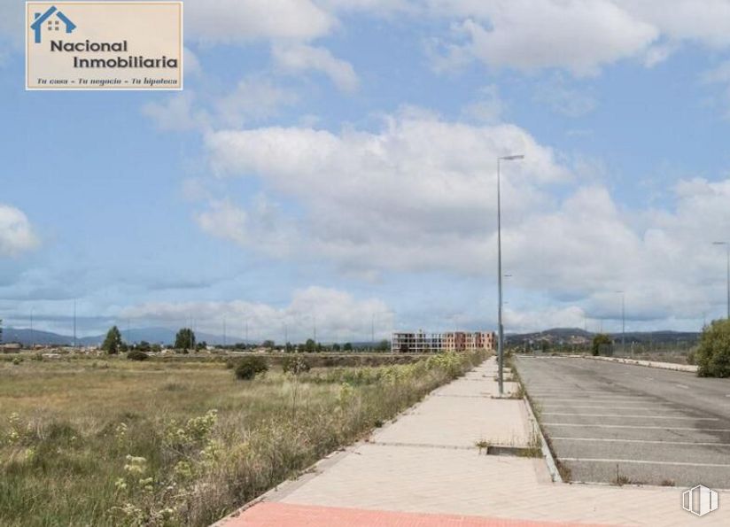 Land for sale at Calle Navaluenga, Ávila, 05002 with cloud, sky, plant, street light, land lot, road surface, natural landscape, tree, asphalt and grass around