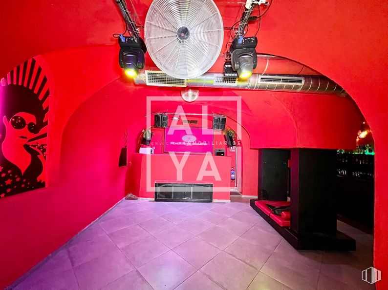 Local en alquiler en Zona Ópera, Centro, Madrid, 28013 con diseño automovilístico, entretenimiento, interiorismo, rosa, suelos, rojo, magenta, iluminación del automóvil, evento y equipo de audio alrededor