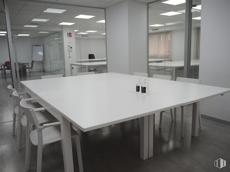 Oficina en alquiler en Calle Zurbano, Chamberí, Madrid, 28010 con silla, mesa, mueble, luz, accesorio, escritorio, edificio, ventana, madera y alumbrado alrededor