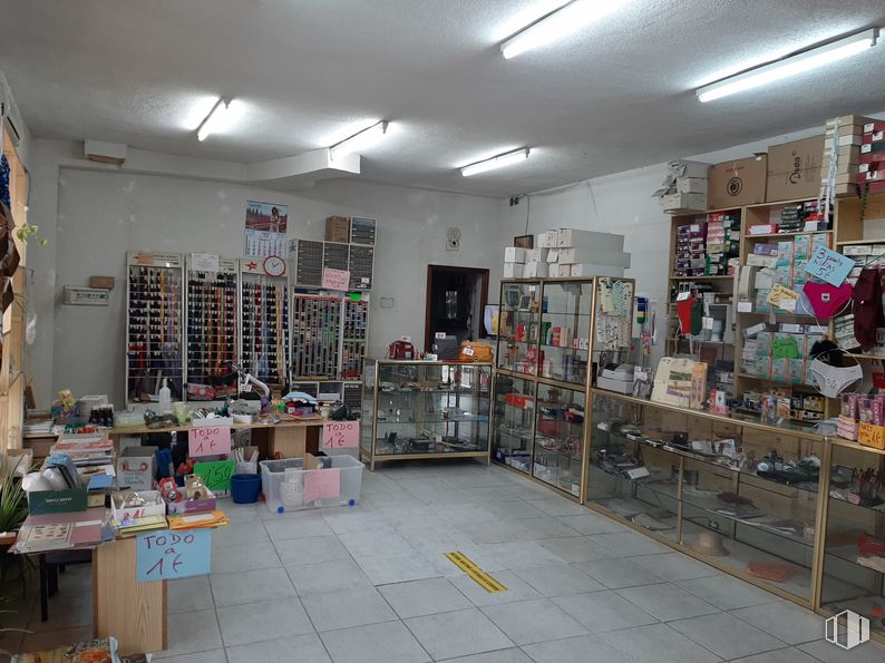 Retail for rent at Zona Centro, Loeches, Madrid, 28890 with shelf, shelving, building, floor, retail, trade, city, flooring, convenience store and service around