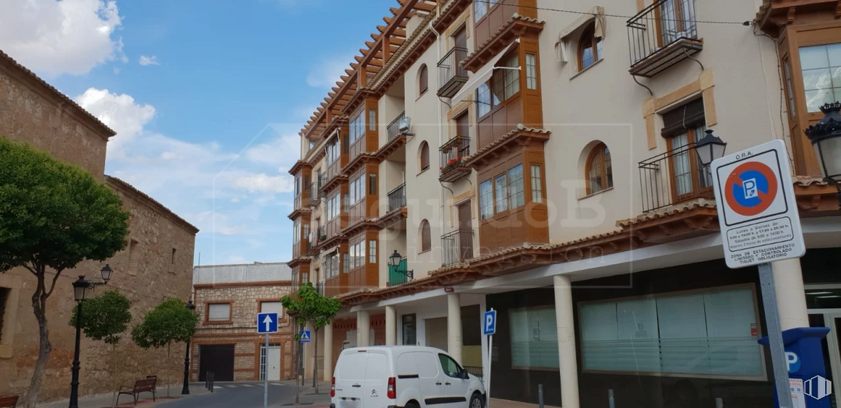 Local en venta en Zona Centro, Quintanar de la Orden, Toledo, 45800 con camioneta, ventana, edificio, vehículo terrestre, coche, propiedad, cielo, neumático, vehículo y nube alrededor