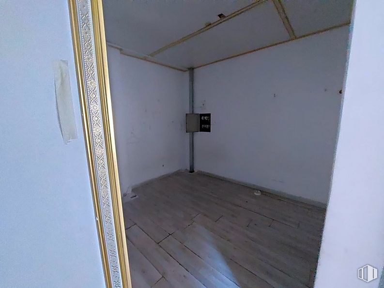 Retail for rent at Calle Bañeza, Fuencarral - El Pardo, Madrid, 28029 with mirror, wood, floor, flooring, composite material, hardwood, ceiling, wood stain, concrete and plaster around