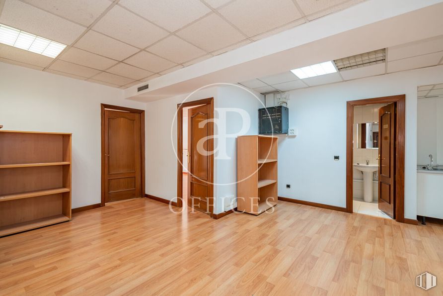 Oficina en alquiler en Calle Sancho Dávila, Salamanca, Madrid, 28028 con puerta, estantería, edificio, accesorio, hall, madera, suelos, suelo, tinte para madera y inmobiliario alrededor