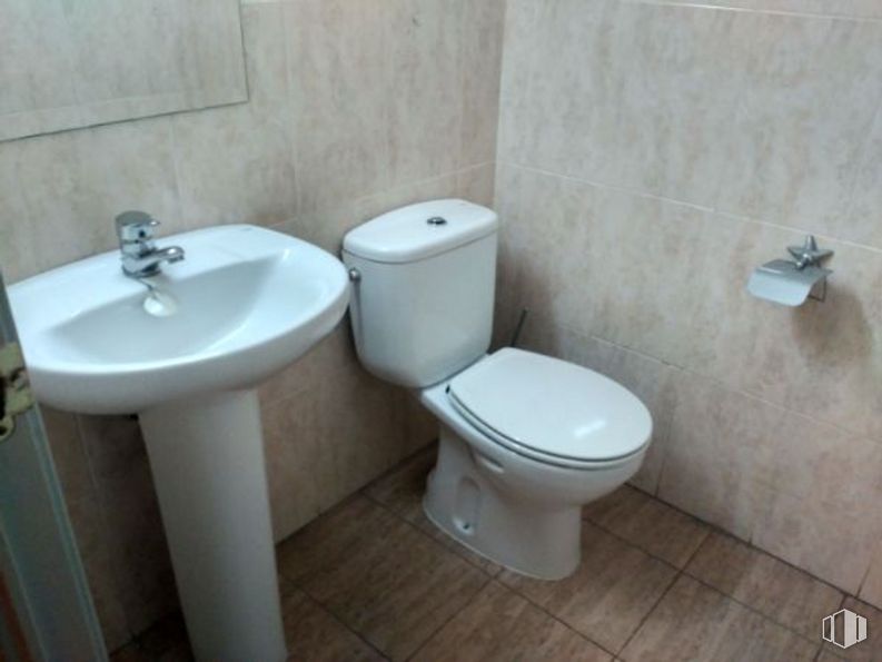 Retail for sale at Calle Fernando III, Villaviciosa de Odón, Madrid, 28670 with toilet, sink, plumbing fixture, bathroom, purple, tap, wood, architecture, fluid and bathroom sink around