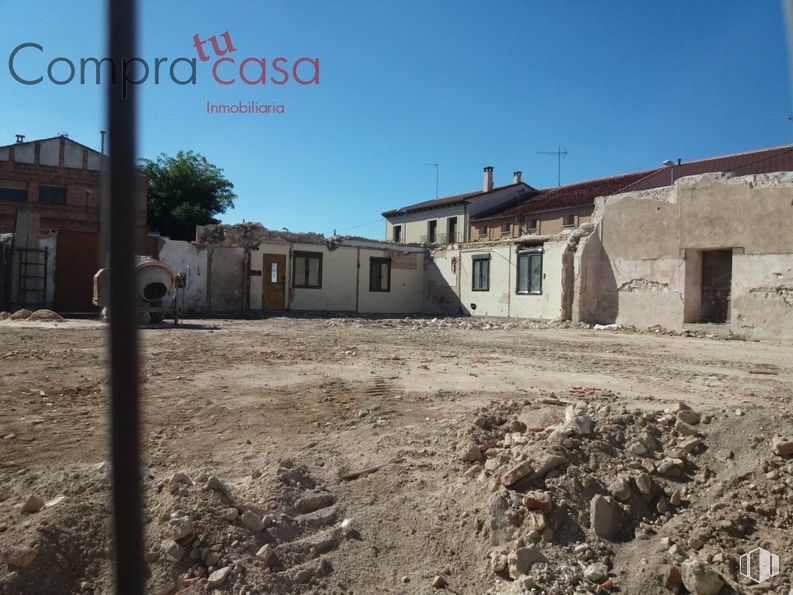 Land for sale at Centro urbano, Carbonero el Mayor, Segovia, 40270 with sky, property, window, building, land lot, house, neighbourhood, landscape, residential area and real estate around