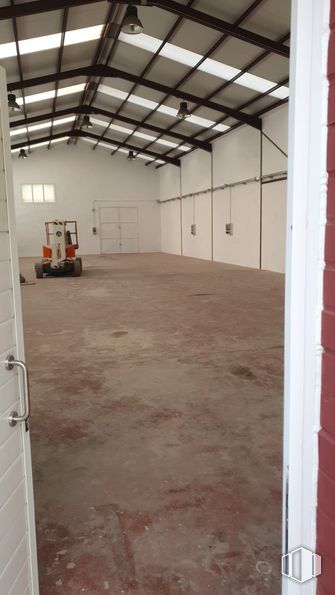 Industrial for sale at Calle Cedro, Arganda del Rey, Madrid, 28500 with door, floor, flooring, concrete, building material, ceiling, wood stain, daylighting, plywood and hardwood around