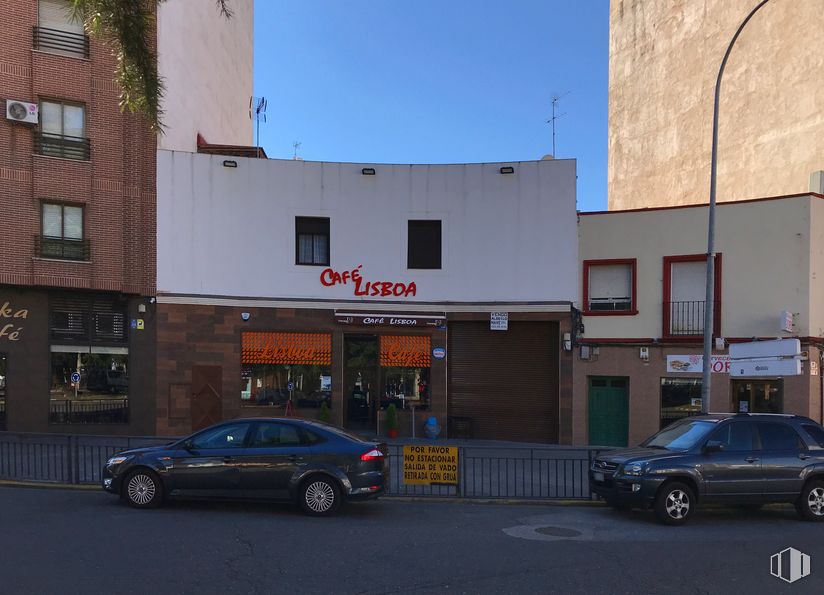 Retail for sale & for rent at Avenida Pio XII, 93, Talavera de la Reina, Toledo, 45600 with car, building, wheel, tire, automotive parking light, land vehicle, vehicle, sky, window and infrastructure around