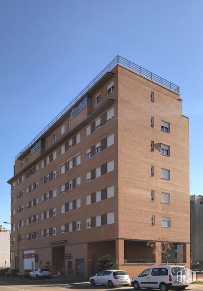 Retail for sale at Calle Adolfo Marsillach, 50, Villa de Vallecas, Madrid, 28031 with car, building, tire, wheel, sky, property, window, vehicle, street light and tower block around