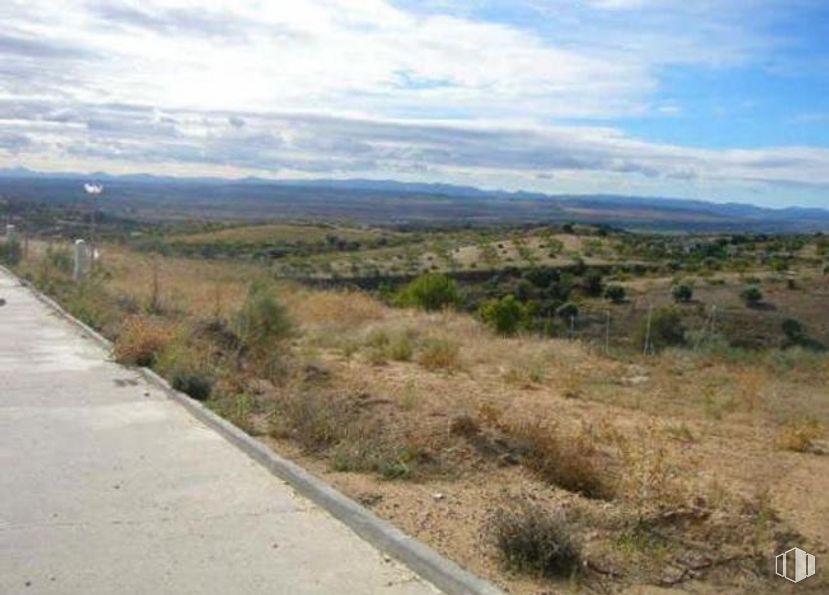 Land for sale at Calle Cebolla, 21, Mesegar de Tajo, Toledo, 45541 with cloud, sky, plant, natural landscape, asphalt, plain, road surface, landscape, grassland and horizon around