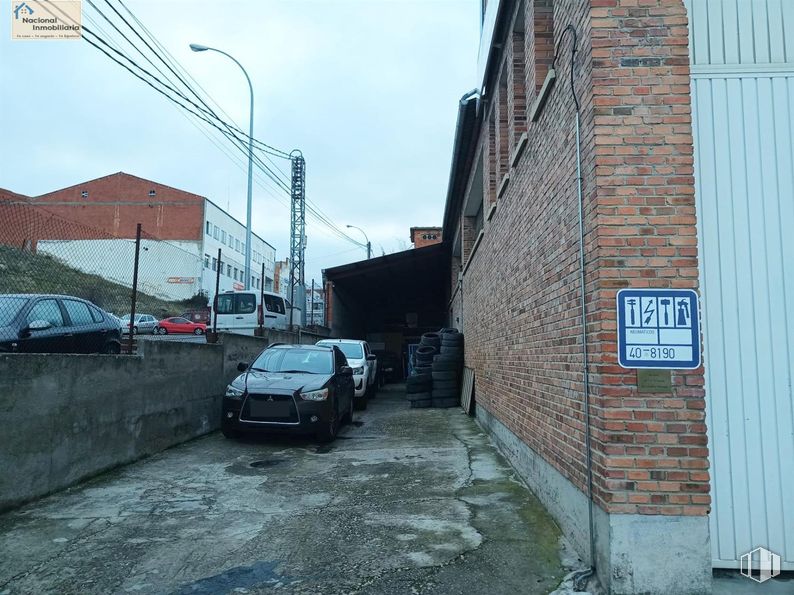 Nave en venta en Zona industrial, Segovia, 40006 con coche, vehículo, iluminación del automóvil, vehículo de motor, exterior del automóvil, luz de estacionamiento, luces traseras y de freno, aparcamiento, sistema de ruedas para automóviles y coche familiar alrededor