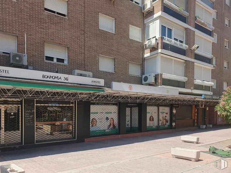 Local en venta en Zona Moratalaz, Moratalaz, Madrid, 28030 con ventana, edificio, propiedad, planta, diseño urbano, sombra, barrio, inmobiliario, fachada y acera alrededor