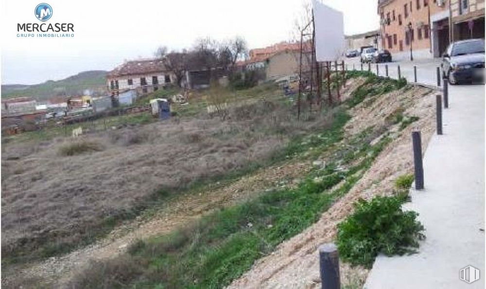 Land for sale at Calle Fuente, Torrejón del Rey, Guadalajara, 19174 with building, plant, car, window, sky, slope, wheel, land lot, grass and urban design around